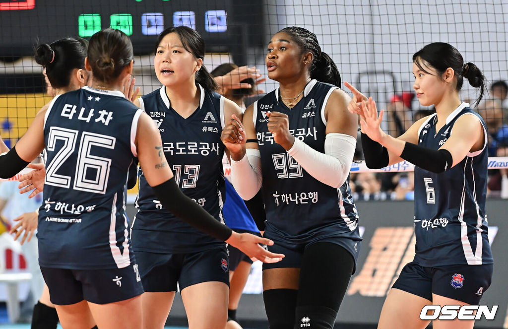 15일 김천실내체육관에서 진에어 2025-2026 V리그 여자부 한국도로공사와 현대건설의 경기가 열렸다. 6연승을 달리며 1위를 기록중인 한국도로공사가 현대건설과의 경기에서 연승을 이어갈지 기대된다.한국도로공사 모마가 득점에 성공하고 동료들과 기쁨을 나누고 있다. 2025.11.15 / foto0307@osen.co.kr