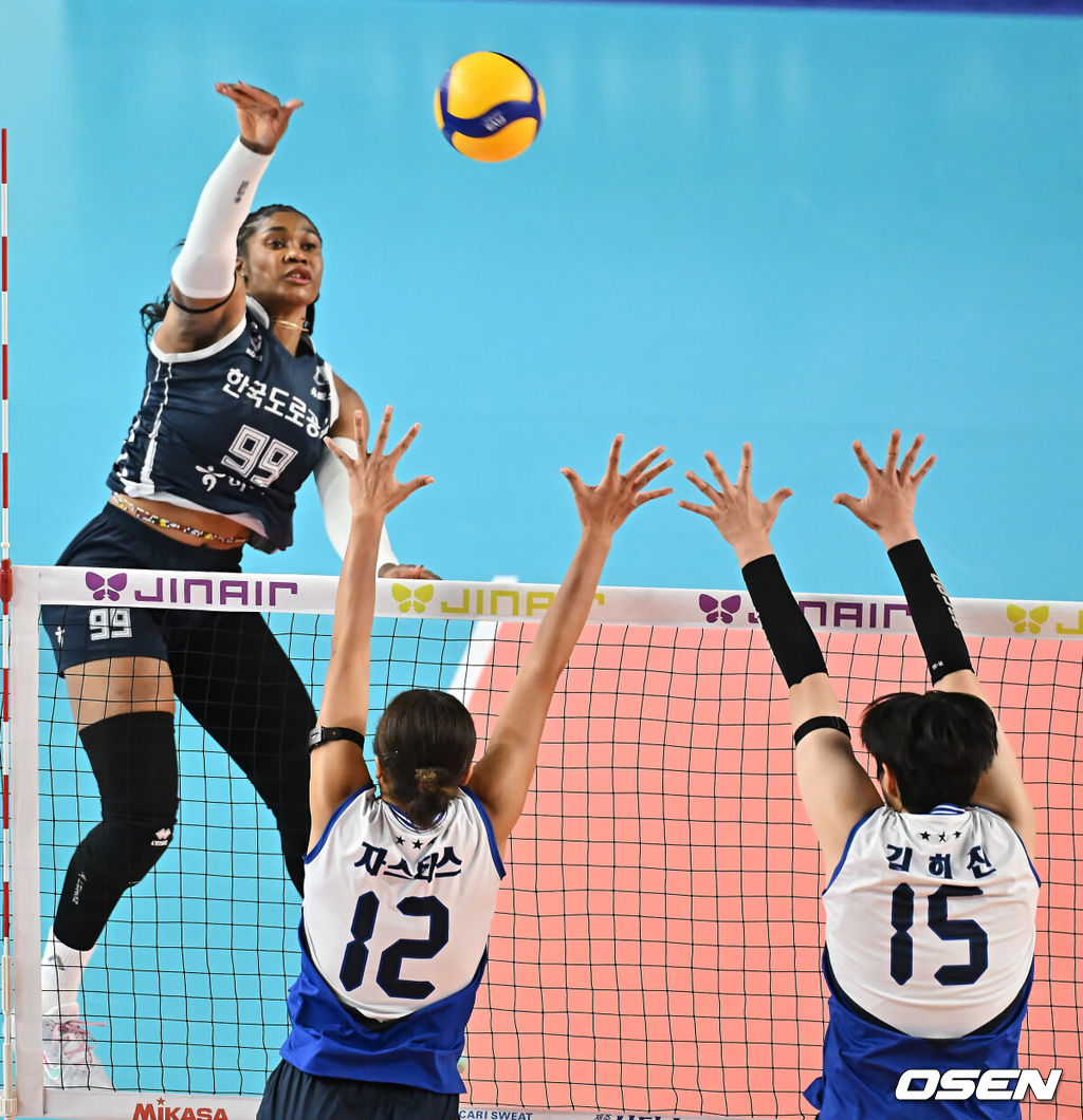 15일 김천실내체육관에서 진에어 2025-2026 V리그 여자부 한국도로공사와 현대건설의 경기가 열렸다. 6연승을 달리며 1위를 기록중인 한국도로공사가 현대건설과의 경기에서 연승을 이어갈지 기대된다.한국도로공사 모마가 현대건설 자스티스, 김희진의 블로킹을 뚫고 스파이크를 날리고 있다. 2025.11.15 / foto0307@osen.co.kr