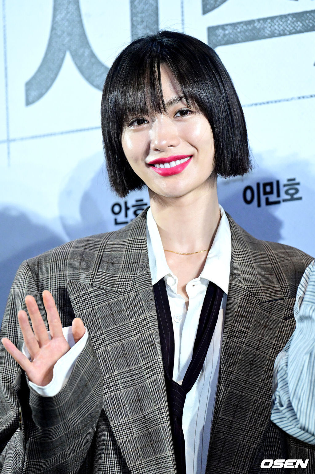 21일 오후 서울 신천동 롯데시네마 월드타워에서 영화 ‘전지적 독자 시점(이하 전독시)’(감독 김병우) VIP 시사회가 열렸다.동명의 인기 웹툰을 원작으로 한 영화 ‘전독시’는 10년 이상 연재된 소설이 완결된 날 소설 속 세계가 현실이 되어 버리고, 유일한 독자였던 김독자(안효섭 분)가 소설의 주인공 유중혁(이민호 분) 그리고 동료들과 함께 멸망한 세계에서 살아남기 위한 판타지 액션물이다.배우 나나가 포토타임을 하고 있다. 2025.07.21 / dreamer@osen.co.kr