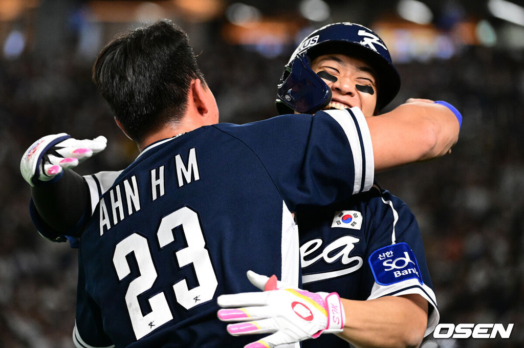 15일 일본 도쿄돔에서 ‘2025 NAVER K-BASEBALL SERIES’ 대한민국과 일본의 1차전 경기가 열렸다.한국은 곽빈, 일본은 소타니 류헤이를 선발투수로 내세웠다.4회초 무사에서 대한민국 송성문이 안현민의 선제 투런포에 이어 백투백 우월 솔로포를 날리며 안현민과 기뻐하고 있다. 2025.11.15. /cej@osen.co.kr