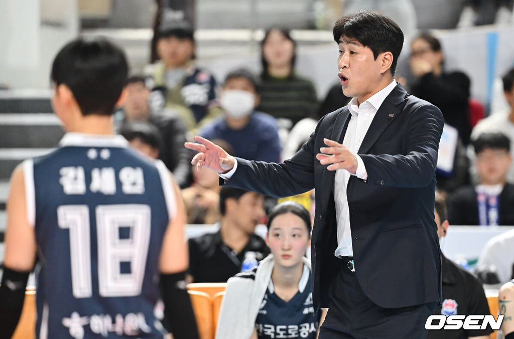 15일 김천실내체육관에서 진에어 2025-2026 V리그 여자부 한국도로공사와 현대건설의 경기가 열렸다. 6연승을 달리며 1위를 기록중인 한국도로공사가 현대건설과의 경기에서 연승을 이어갈지 기대된다.한국도로공사 김종민 감독이 선수들을 독려하고 있다. 2025.11.15 / foto0307@osen.co.kr