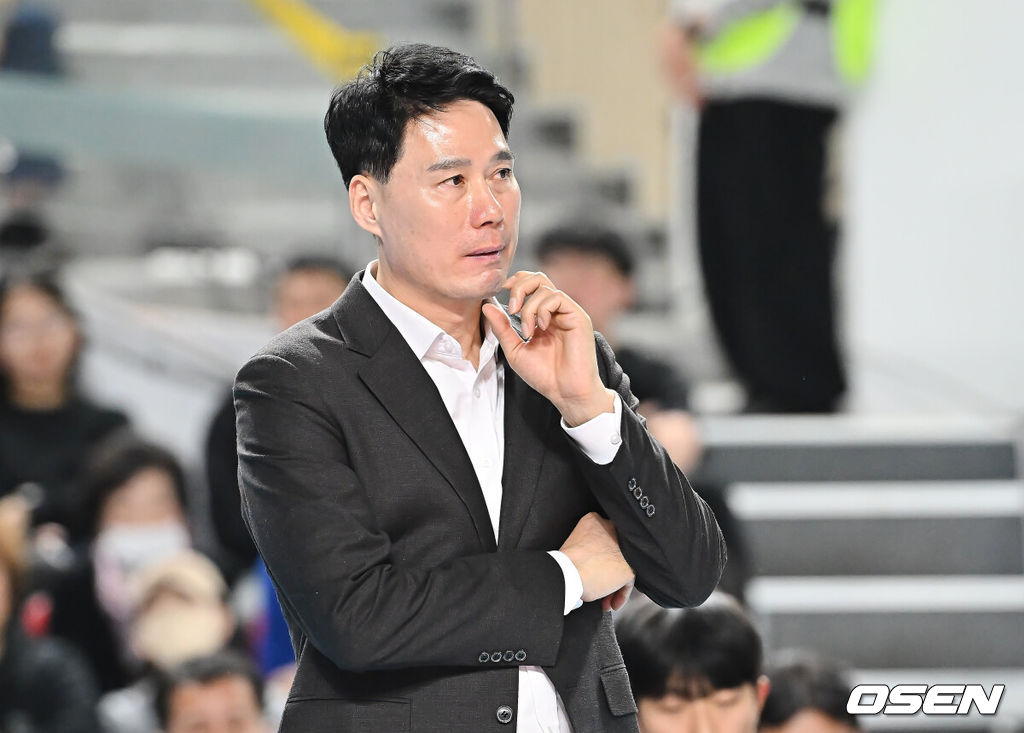 15일 김천실내체육관에서 진에어 2025-2026 V리그 여자부 한국도로공사와 현대건설의 경기가 열렸다. 6연승을 달리며 1위를 기록중인 한국도로공사가 현대건설과의 경기에서 연승을 이어갈지 기대된다.현대건설 강성형 감독이 1세트를 내주고 아쉬운 표정을 짓고 있다. 2025.11.15 / foto0307@osen.co.kr