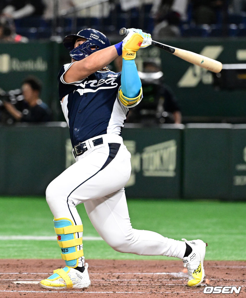 15일 일본 도쿄돔에서 ‘2025 NAVER K-BASEBALL SERIES’ 대한민국과 일본의 1차전 경기가 열렸다.한국은 곽빈, 일본은 소타니 류헤이를 선발투수로 내세웠다.4회초 무사 1루에서 대한민국 안현민이 선제 2타점 좌중월 투런포를 날리고 있다. 2025.11.15. /cej@osen.co.kr