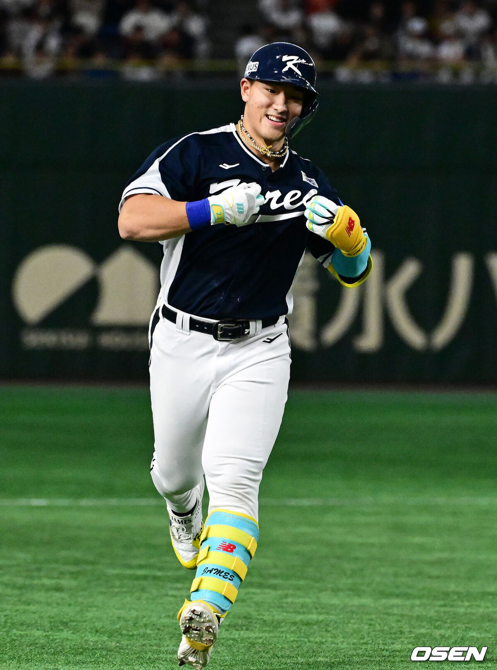 15일 일본 도쿄돔에서 ‘2025 NAVER K-BASEBALL SERIES’ 대한민국과 일본의 1차전 경기가 열렸다.한국은 곽빈, 일본은 소타니 류헤이를 선발투수로 내세웠다.4회초 무사 1루에서 대한민국 안현민이 선제 2타점 좌중월 투런포를 날리며 그라운드를 돌고 있다. 2025.11.15. /cej@osen.co.kr