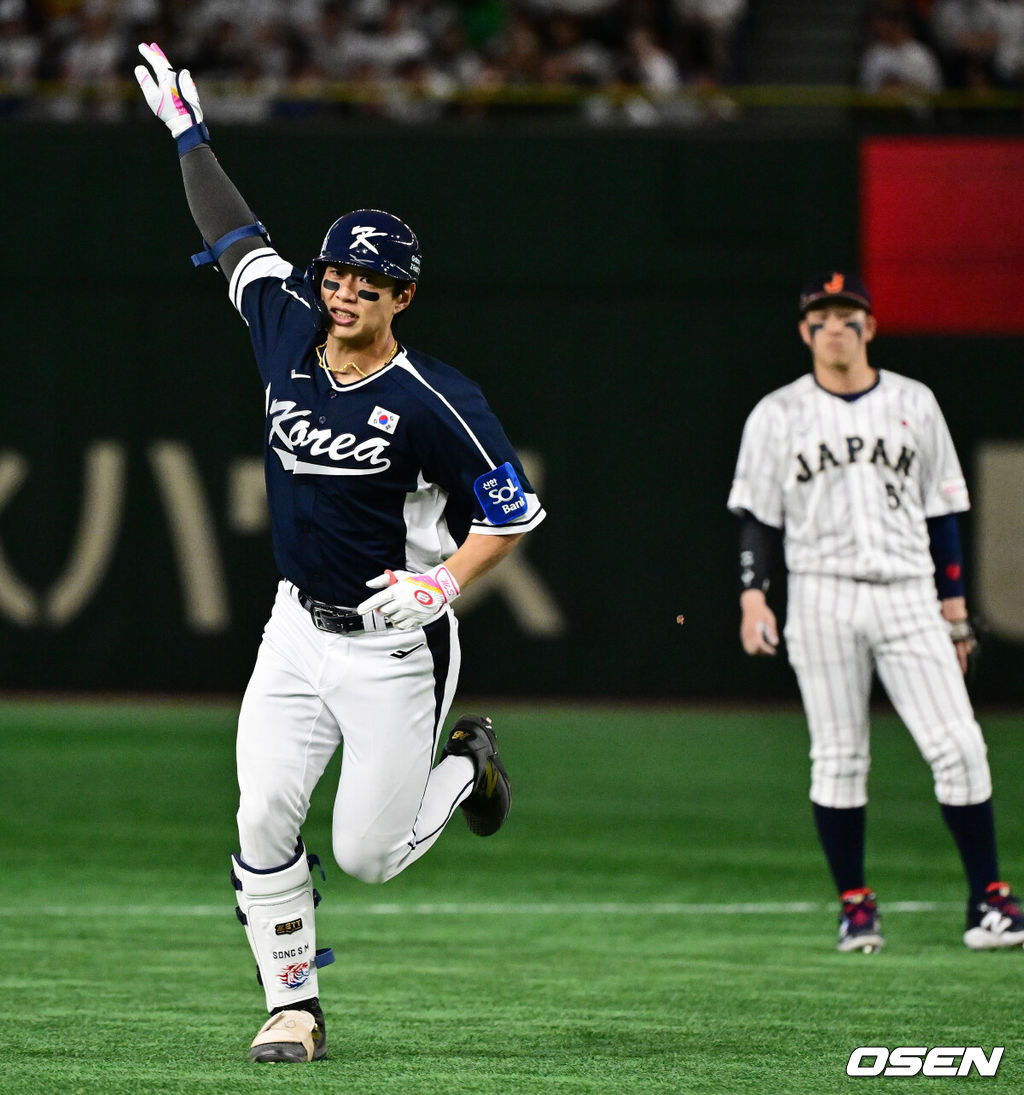 15일 일본 도쿄돔에서 ‘2025 NAVER K-BASEBALL SERIES’ 대한민국과 일본의 1차전 경기가 열렸다.한국은 곽빈, 일본은 소타니 류헤이를 선발투수로 내세웠다.4회초 무사에서 대한민국 송성문이 안현민의 선제 투런포에 이어 백투백 우월 솔로포를 날리며 기뻐하고 있다. 2025.11.15. /cej@osen.co.kr