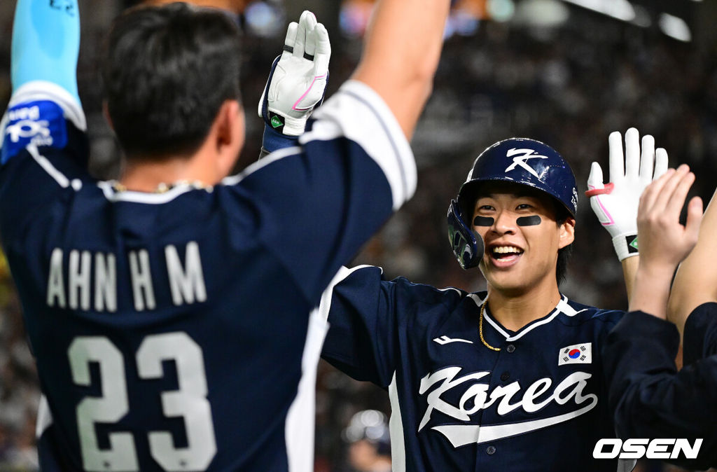 15일 일본 도쿄돔에서 ‘2025 NAVER K-BASEBALL SERIES’ 대한민국과 일본의 1차전 경기가 열렸다.한국은 곽빈, 일본은 소타니 류헤이를 선발투수로 내세웠다.4회초 무사에서 대한민국 송성문이 안현민의 선제 투런포에 이어 백투백 우월 솔로포를 날리며 안현민과 기뻐하고 있다. 2025.11.15. /cej@osen.co.kr