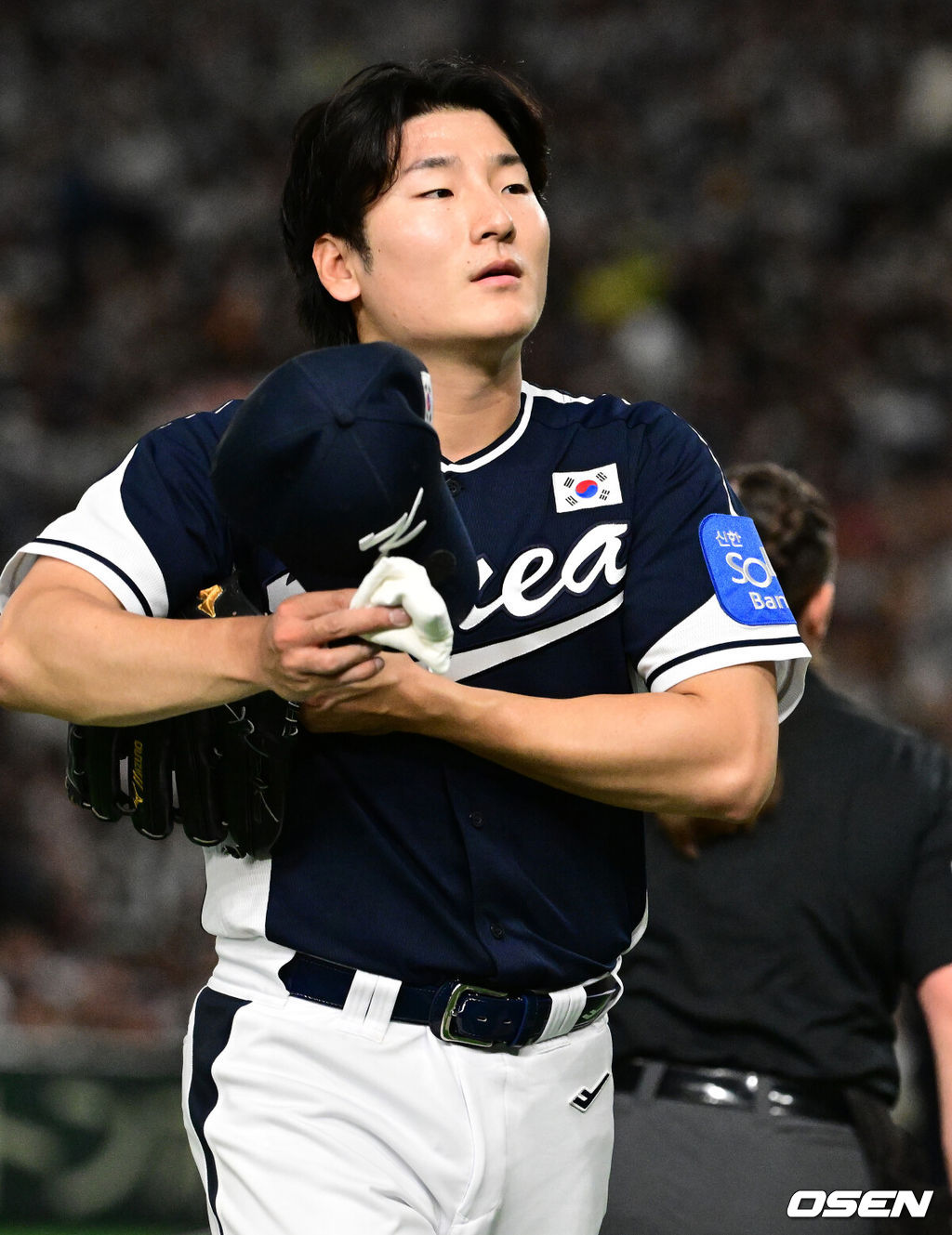 15일 일본 도쿄돔에서 ‘2025 NAVER K-BASEBALL SERIES’ 대한민국과 일본의 1차전 경기가 열렸다.한국은 곽빈, 일본은 소타니 류헤이를 선발투수로 내세웠다.1회말 수비를 마치고 대한민국 곽빈이 더그아웃으로 향하고 있다. 2025.11.15. /cej@osen.co.kr