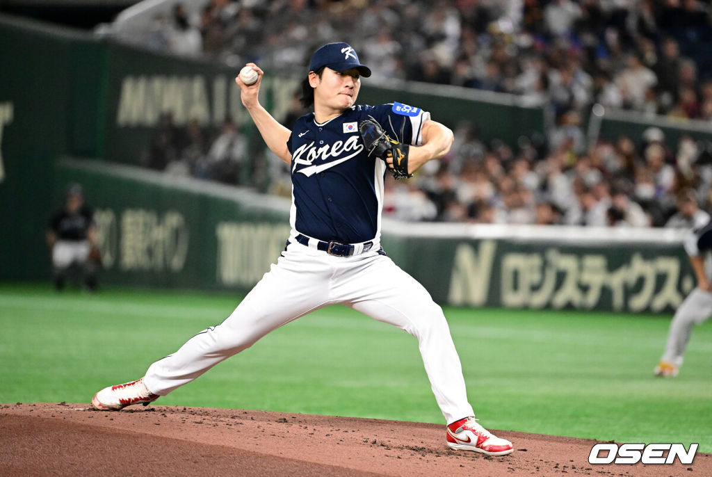 15일 일본 도쿄돔에서 ‘2025 NAVER K-BASEBALL SERIES’ 대한민국과 일본의 1차전 경기가 열렸다.한국은 곽빈, 일본은 소타니 류헤이를 선발투수로 내세웠다.1회말 대한민국 곽빈이 역투하고 있다. 2025.11.15. /cej@osen.co.kr