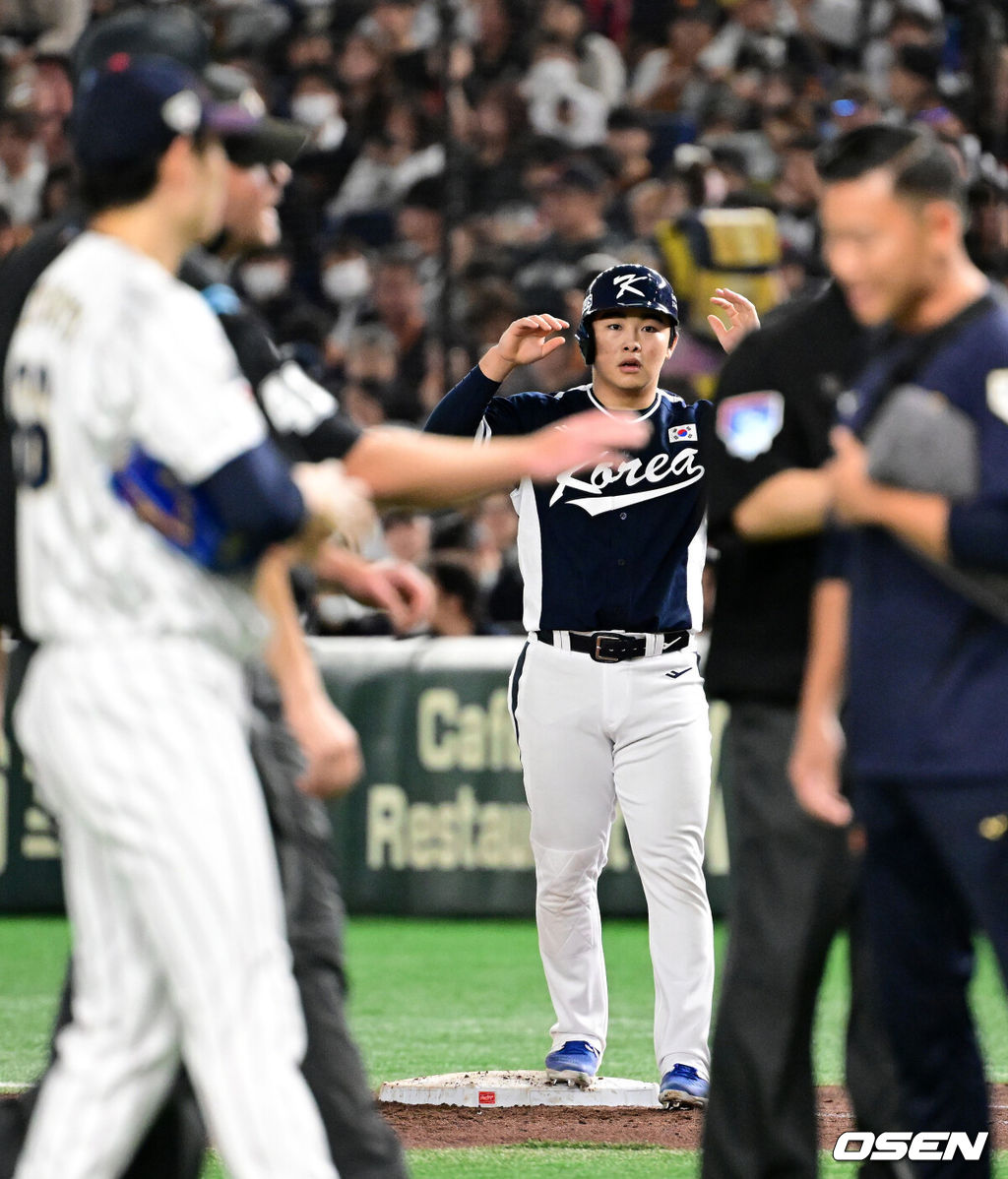 15일 일본 도쿄돔에서 ‘2025 NAVER K-BASEBALL SERIES’ 대한민국과 일본의 1차전 경기가 열렸다.한국은 곽빈, 일본은 소타니 류헤이를 선발투수로 내세웠다.5회초 무사에서 대한민국 문현빈이 내야안타로 출루한 뒤 심판 판정을 지켜보고 있다. 하지만 4심 합의 결과 투수 맞고 1루수 플라이 아웃으로 처리됐다. 2025.11.15. /cej@osen.co.kr
