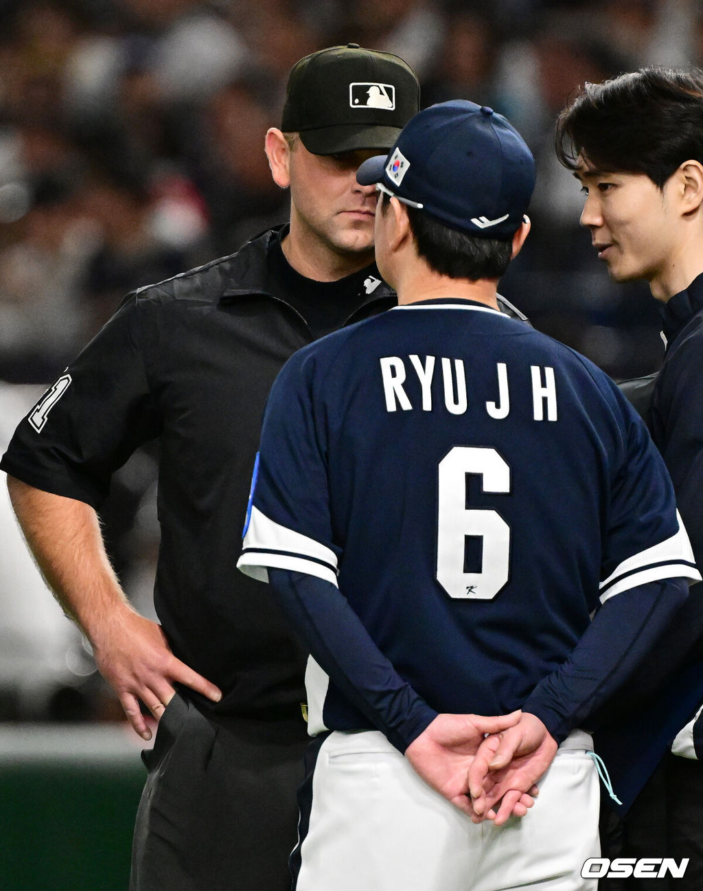 15일 일본 도쿄돔에서 ‘2025 NAVER K-BASEBALL SERIES’ 대한민국과 일본의 1차전 경기가 열렸다.한국은 곽빈, 일본은 소타니 류헤이를 선발투수로 내세웠다.5회초 무사에서 대한민국 문현빈이 내야 안타로 출루했으나 4심 합의 결과 투수 맞고 1루수 플라이 아웃으로 처리되자 류지현 감독이 그라운드로 나와 심판진과 이야기를 나누고 있다. 2025.11.15. /cej@osen.co.kr