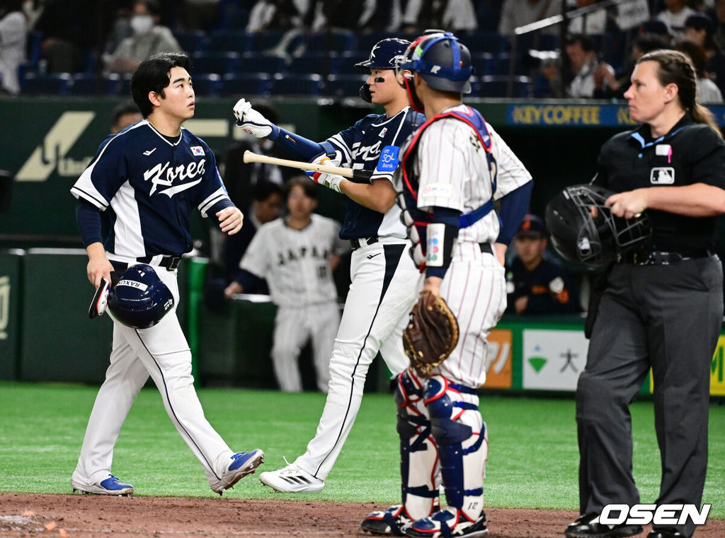 15일 일본 도쿄돔에서 ‘2025 NAVER K-BASEBALL SERIES’ 대한민국과 일본의 1차전 경기가 열렸다.한국은 곽빈, 일본은 소타니 류헤이를 선발투수로 내세웠다.5회초 무사에서 대한민국 문현빈이 내야 안타로 출루했으나 4심 합의 결과 투수 맞고 1루수 플라이 아웃으로 처리되며 아쉬워하고 있다. 2025.11.15. /cej@osen.co.kr