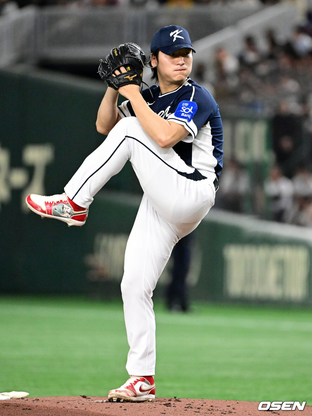 15일 일본 도쿄돔에서 ‘2025 NAVER K-BASEBALL SERIES’ 대한민국과 일본의 1차전 경기가 열렸다.한국은 곽빈, 일본은 소타니 류헤이를 선발투수로 내세웠다.1회말 대한민국 곽빈이 역투하고 있다. 2025.11.15. /cej@osen.co.kr