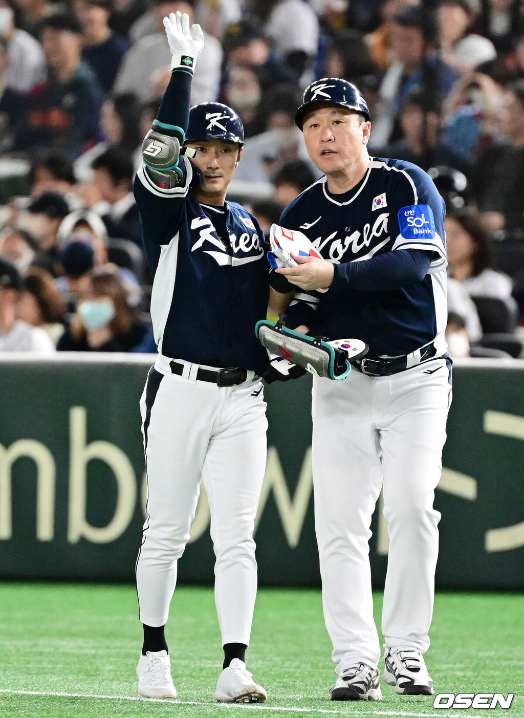 15일 일본 도쿄돔에서 ‘2025 NAVER K-BASEBALL SERIES’ 대한민국과 일본의 1차전 경기가 열렸다.한국은 곽빈, 일본은 소타니 류헤이를 선발투수로 내세웠다.6회초 무사에서 대한민국 신민재가 2루수 왼쪽 내야안타를 날리며 세리머니를 하고 있다. 2025.11.15. /cej@osen.co.kr