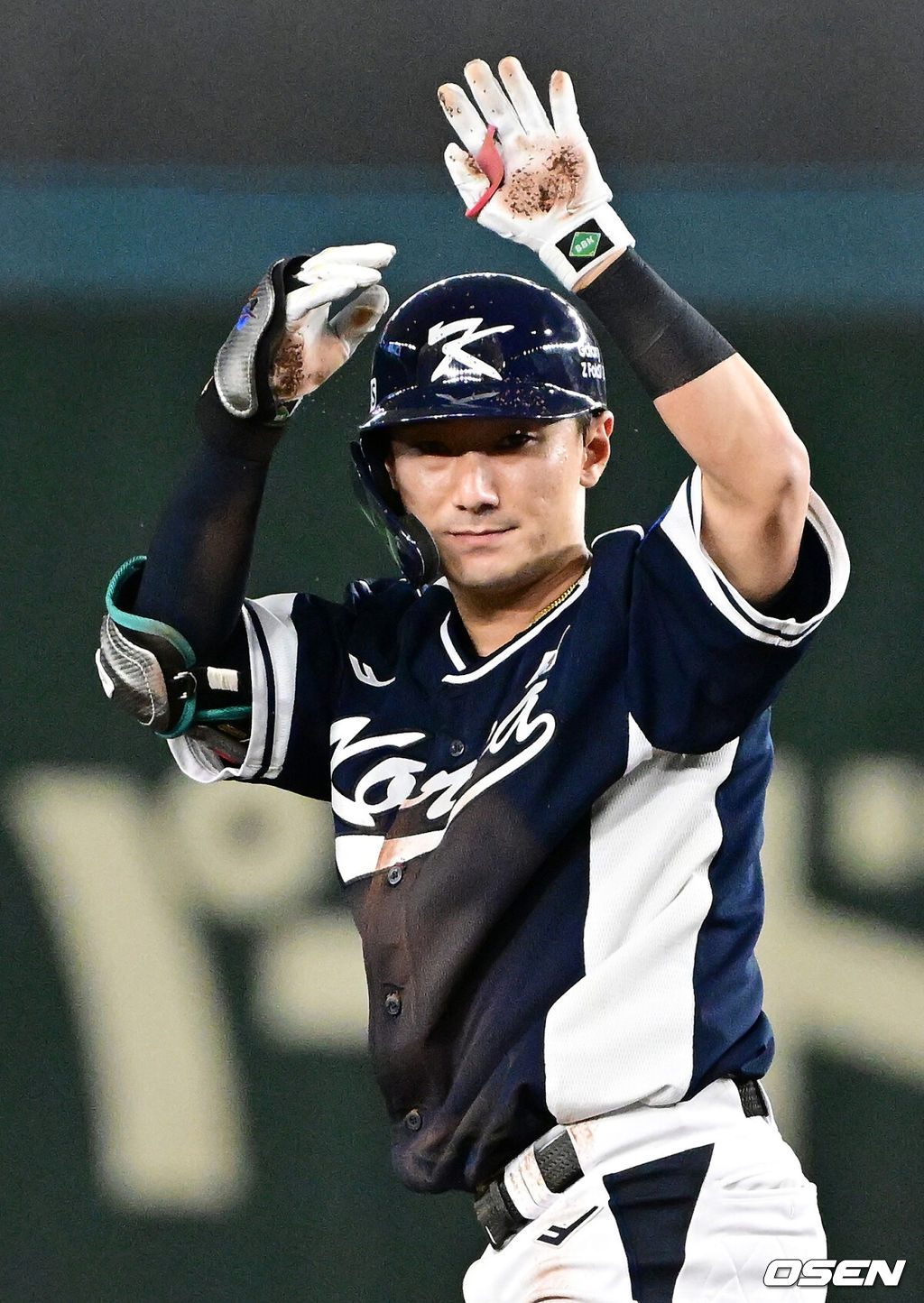 15일 일본 도쿄돔에서 ‘2025 NAVER K-BASEBALL SERIES’ 대한민국과 일본의 1차전 경기가 열렸다.한국은 곽빈, 일본은 소타니 류헤이를 선발투수로 내세웠다.8회초 무사에서 대한민국 신민재가 우중간 2루타를 날리며 세리머니를 하고 있다. 2025.11.15. /cej@osen.co.kr