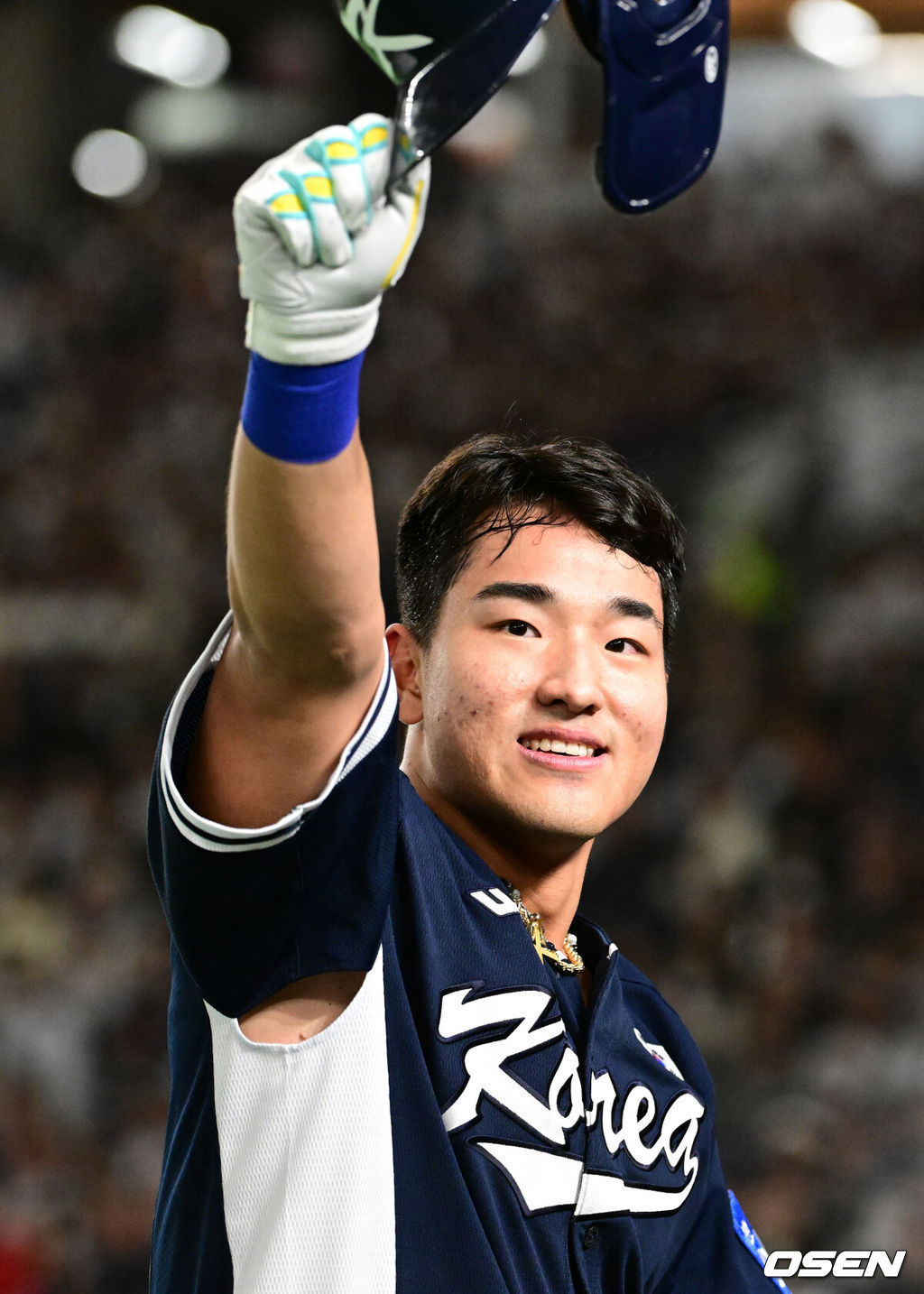 15일 일본 도쿄돔에서 ‘2025 NAVER K-BASEBALL SERIES’ 대한민국과 일본의 1차전 경기가 열렸다.한국은 곽빈, 일본은 소타니 류헤이를 선발투수로 내세웠다.4회초 무사 1루에서 대한민국 안현민이 선제 좌중월 투런포를 날리며 기뻐하고 있다. 2025.11.15. /cej@osen.co.kr