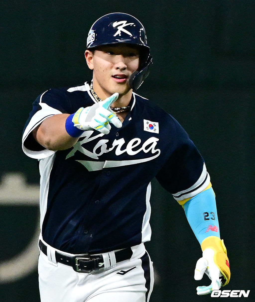 15일 일본 도쿄돔에서 ‘2025 NAVER K-BASEBALL SERIES’ 대한민국과 일본의 1차전 경기가 열렸다.한국은 곽빈, 일본은 소타니 류헤이를 선발투수로 내세웠다.4회초 무사 1루에서 대한민국 안현민이 선제 좌중월 투런포를 날리며 기뻐하고 있다. 2025.11.15. /cej@osen.co.kr