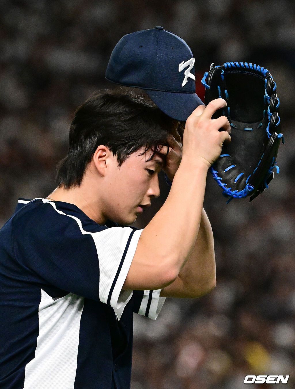 15일 일본 도쿄돔에서 ‘2025 NAVER K-BASEBALL SERIES’ 대한민국과 일본의 1차전 경기가 열렸다.한국은 곽빈, 일본은 소타니 류헤이를 선발투수로 내세웠다.5회말 무사 만루에서 대한민국 이호성이 교체되고 있다. 2025.11.15. /cej@osen.co.kr