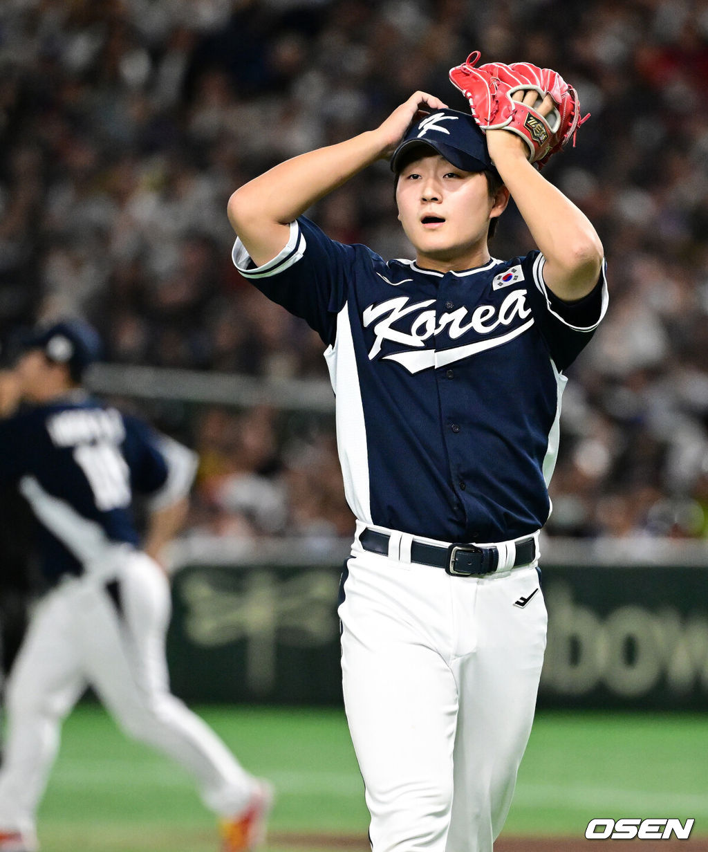 15일 일본 도쿄돔에서 ‘2025 NAVER K-BASEBALL SERIES’ 대한민국과 일본의 1차전 경기가 열렸다.한국은 곽빈, 일본은 소타니 류헤이를 선발투수로 내세웠다.4회말 2사 만루에서 대한민국 김택연이 일본 오카바야시를 2루땅볼로 처리하며 더그아웃으로 향하고 있다. 2025.11.15. /cej@osen.co.kr