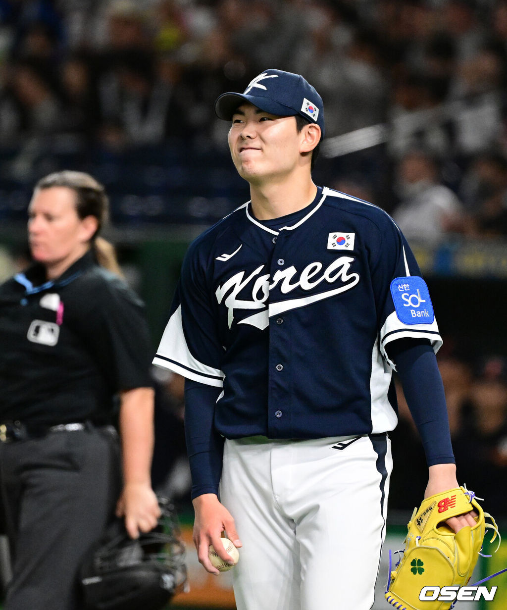 15일 일본 도쿄돔에서 ‘2025 NAVER K-BASEBALL SERIES’ 대한민국과 일본의 1차전 경기가 열렸다.한국은 곽빈, 일본은 소타니 류헤이를 선발투수로 내세웠다.5회말 무사 만루에서 대한민국 성영탁이 일본 사카모토에게 투수 앞 내야안타로 실점하며 아쉬워하고 있다. 2025.11.15. /cej@osen.co.kr