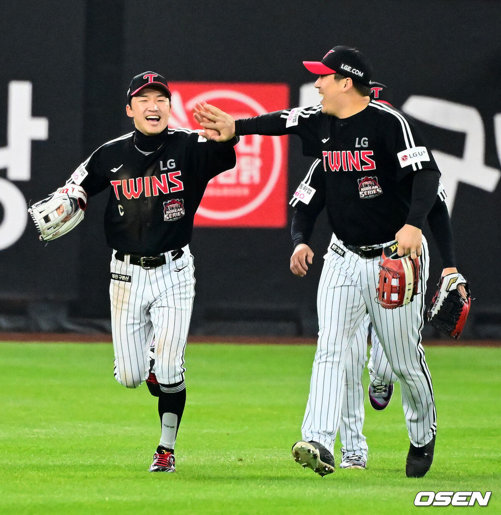 31일 대전 한화생명볼파크에서 2025 신한 SOL Bank KBO리그 포스트시즌 한국시리즈 5차전 한화 이글스와 LG 트윈스의 경기가 열렸다.이날 경기에 한화는 문동주를, LG는 톨허스트를 선발투수로 내세웠다. 4회말 2사에서 LG 박해민이 한화 최재훈의 중견수 플라이를 처리하고 오지환, 김현수와 하이파이브를 하고 있다. 2025.10.31 /jpnews@osen.co.kr