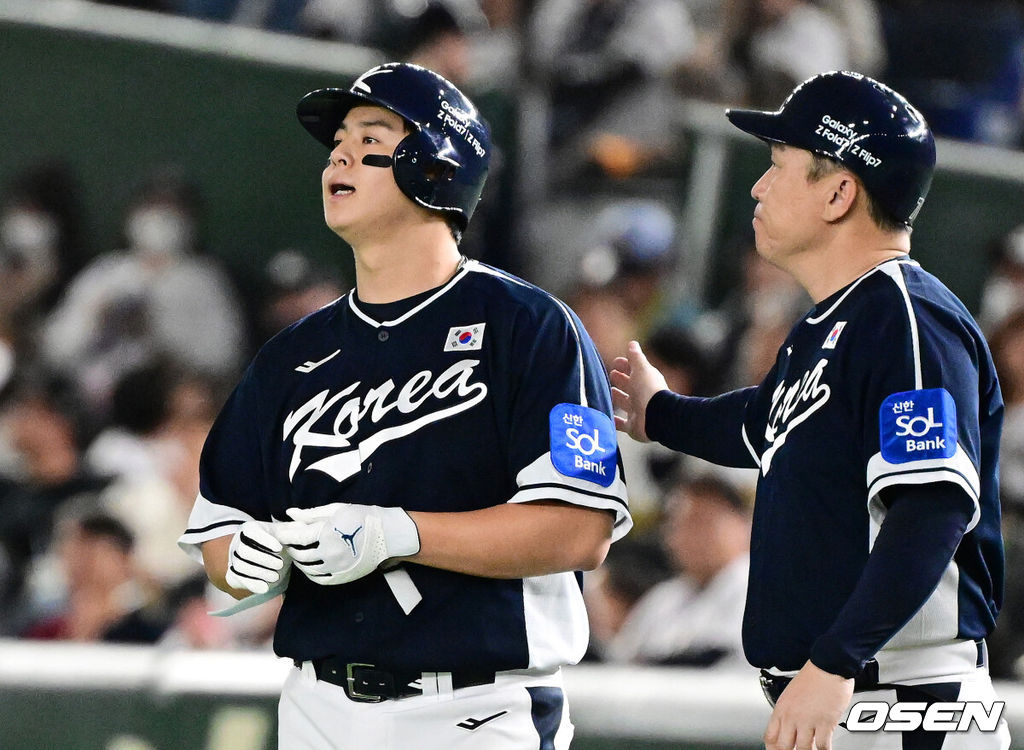 15일 일본 도쿄돔에서 ‘2025 NAVER K-BASEBALL SERIES’ 대한민국과 일본의 1차전 경기가 열렸다. 한국은 곽빈, 일본은 소타니 류헤이를 선발투수로 내세웠다. 6회초 2사 1루에서 대한민국 노시환이 2루땅볼로 물러나며 아쉬워하고 있다. 2025.11.15. /cej@osen.co.kr