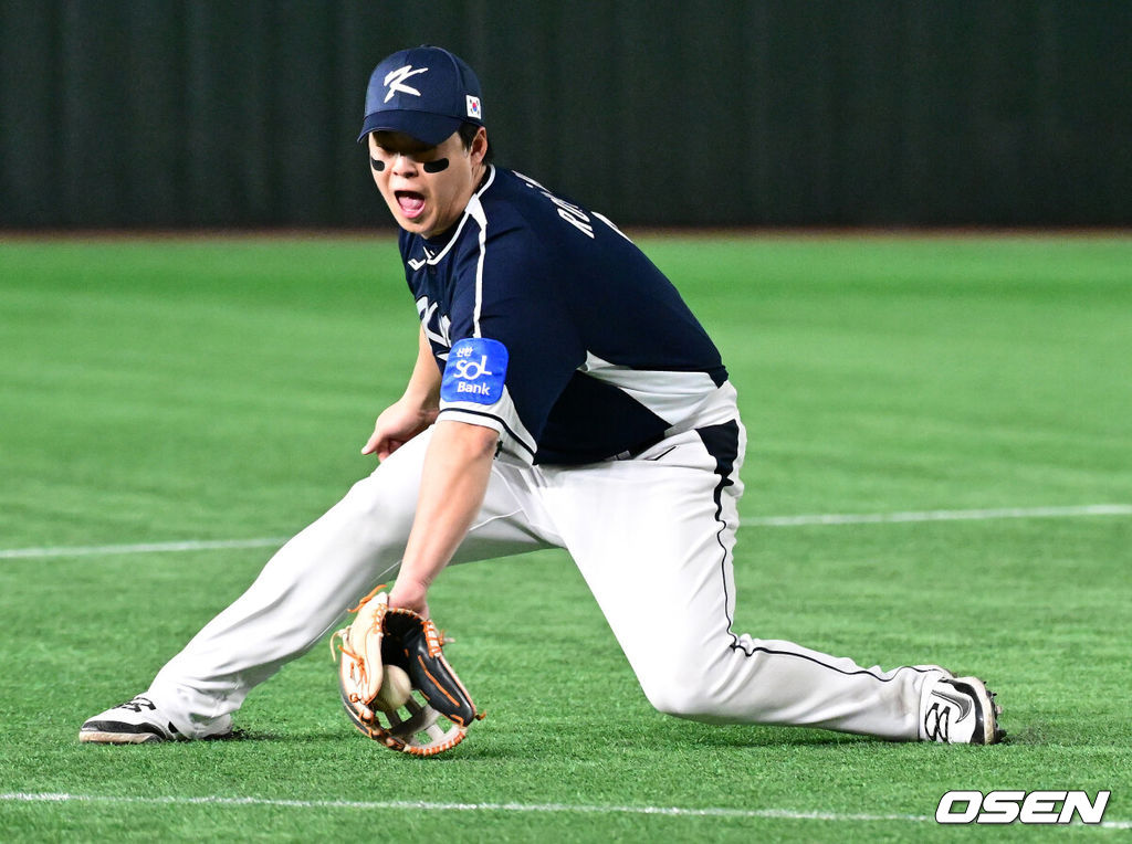 15일 일본 도쿄돔에서 ‘2025 NAVER K-BASEBALL SERIES’ 대한민국과 일본의 1차전 경기가 열렸다. 한국은 곽빈, 일본은 소타니 류헤이를 선발투수로 내세웠다. 3회말 무사 1루에서 대한민국 노시환이 사카모토의 3루땅볼을 처리하고 있다. 2025.11.15. /cej@osen.co.kr