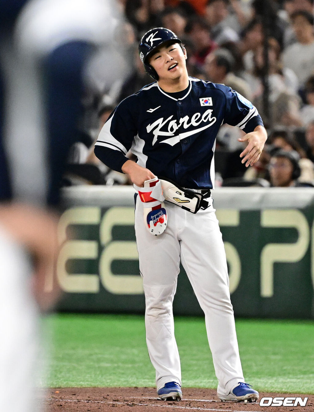 15일 일본 도쿄돔에서 ‘2025 NAVER K-BASEBALL SERIES’ 대한민국과 일본의 1차전 경기가 열렸다.한국은 곽빈, 일본은 소타니 류헤이를 선발투수로 내세웠다.5회초 무사에서 대한민국 문현빈이 내야 안타가 아닌 4심 합의 결과 투수 맞고 1루수 플라이 아웃으로 처리되자 아쉬워하고 있다. 2025.11.15. /cej@osen.co.kr