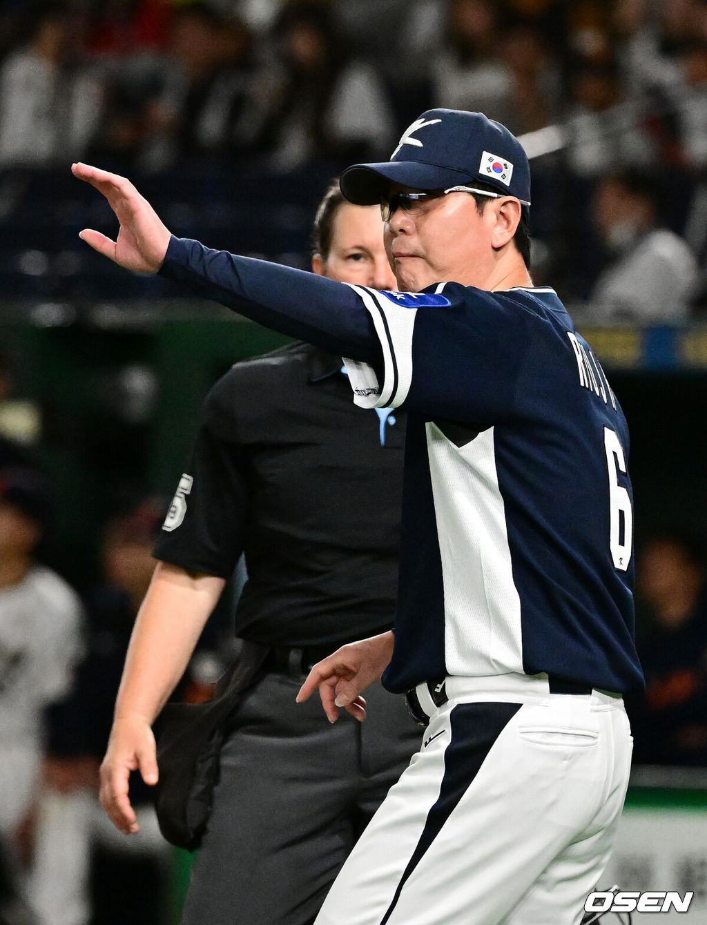 15일 일본 도쿄돔에서 ‘2025 NAVER K-BASEBALL SERIES’ 대한민국과 일본의 1차전 경기가 열렸다.한국은 곽빈, 일본은 소타니 류헤이를 선발투수로 내세웠다.5회초 무사에서 대한민국 문현빈이 내야 안타로 출루했으나 4심 합의 결과 투수 맞고 1루수 플라이 아웃으로 처리되자 류지현 감독이 그라운드로 나와 심판진과 이야기를 나누고 있다. 2025.11.15. /cej@osen.co.kr