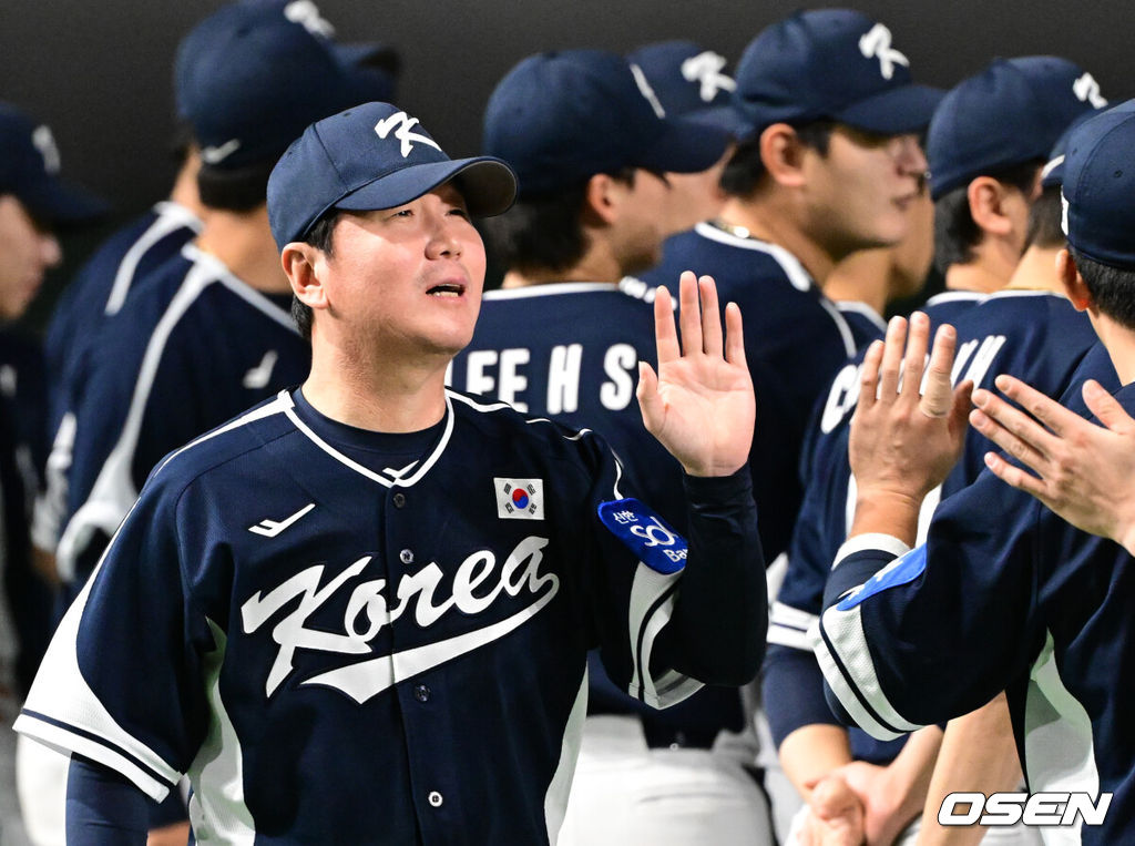 한국 야구 대표팀이 한일전 첫 번째 경기에서 뼈아픈 역전패를 허용했다. 2023년 WBC(월드베이스볼클래식)에 이어서 또 한 번 마운드의 차이를 여실히 느꼈다.한국은 15일 일본 도쿄도 도쿄돔에서 열린 ‘2025 NAVER K-BASEBALL SERIES’ 일본과의 1차전에서 4-11 역전패를 당했다. 이날 패배로 한국은 성인 대표팀 경기에서 2015년 프리미어12 준결승 4-3 승리 이후 일본에 10연패(아시안게임 제외)를 당하고 말았다.경기 전 류지현 감독이 선수단과 하이파이브를 하고 있다. 2025.11.15. /cej@osen.co.kr