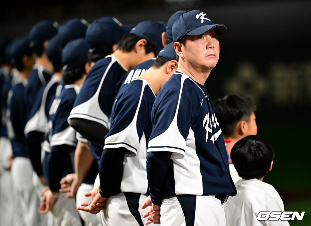 한국 야구 대표팀이 한일전 첫 번째 경기에서 뼈아픈 역전패를 허용했다. 2023년 WBC(월드베이스볼클래식)에 이어서 또 한 번 마운드의 차이를 여실히 느꼈다.한국은 15일 일본 도쿄도 도쿄돔에서 열린 ‘2025 NAVER K-BASEBALL SERIES’ 일본과의 1차전에서 4-11 역전패를 당했다. 이날 패배로 한국은 성인 대표팀 경기에서 2015년 프리미어12 준결승 4-3 승리 이후 일본에 10연패(아시안게임 제외)를 당하고 말았다.경기 전 류지현 감독이 도열하고 있다. 2025.11.15. /cej@osen.co.kr