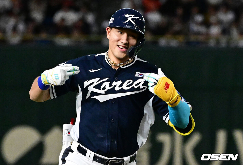 15일 일본 도쿄돔에서 ‘2025 NAVER K-BASEBALL SERIES’ 대한민국과 일본의 1차전 경기가 열렸다.한국은 곽빈, 일본은 소타니 류헤이를 선발투수로 내세웠다.4회초 무사 1루에서 대한민국 안현민이 선제 2타점 좌중월 투런포를 날리며 그라운드를 돌고 있다. 2025.11.15. /cej@osen.co.kr