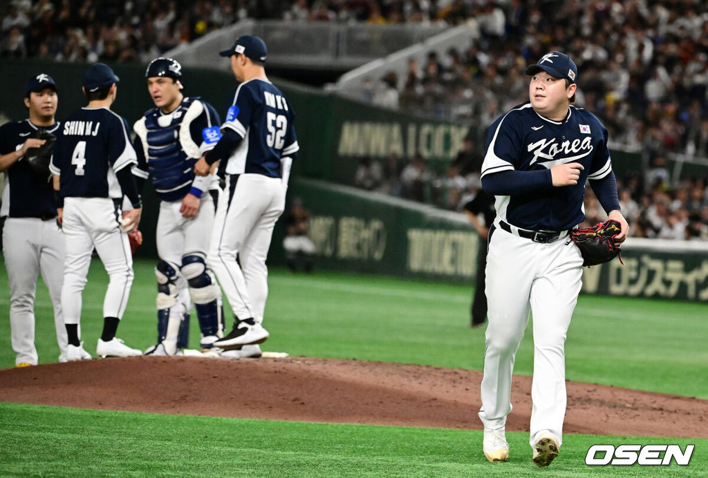 15일 일본 도쿄돔에서 ‘2025 NAVER K-BASEBALL SERIES’ 대한민국과 일본의 1차전 경기가 열렸다.한국은 곽빈, 일본은 소타니 류헤이를 선발투수로 내세웠다.4회말 2사 2,3루에서 대한민국 이로운이 일본 니시카와에게 동점 2타점 적시 2루타를 허용하며 교체되고 있다. 2025.11.15. /cej@osen.co.kr