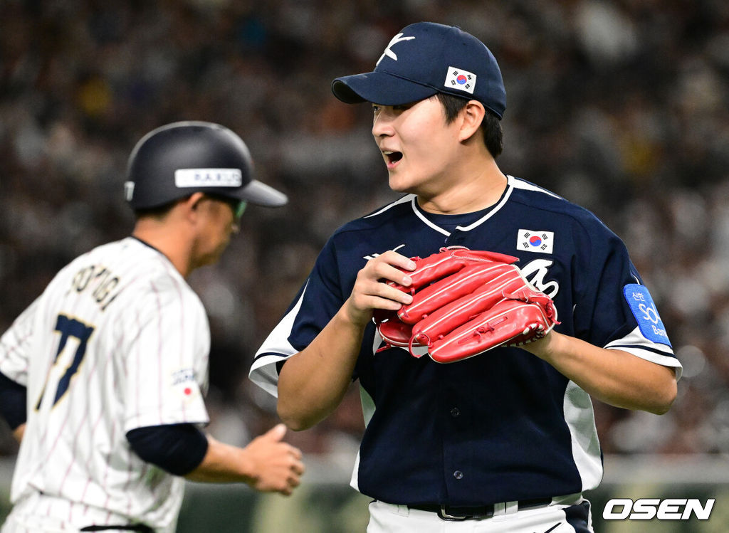 15일 일본 도쿄돔에서 ‘2025 NAVER K-BASEBALL SERIES’ 대한민국과 일본의 1차전 경기가 열렸다.한국은 곽빈, 일본은 소타니 류헤이를 선발투수로 내세웠다.4회말 2사 만루에서 대한민국 김택연이 일본 오카바야시를 2루땅볼로 처리하며 더그아웃으로 향하고 있다. 2025.11.15. /cej@osen.co.kr