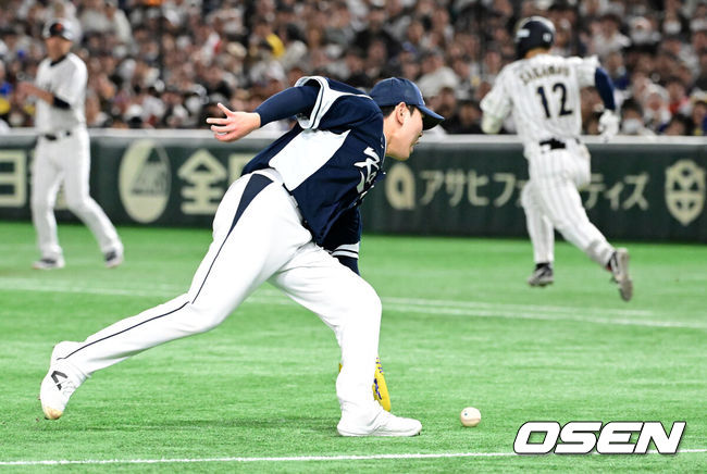 [OSEN=도쿄(일본), 조은정 기자] 15일 일본 도쿄돔에서 ‘2025 NAVER K-BASEBALL SERIES’ 대한민국과 일본의 1차전 경기가 열렸다.한국은 곽빈, 일본은 소타니 류헤이를 선발투수로 내세웠다.5회말 무사 만루에서 대한민국 성영탁이 일본 사카모토의 투수 앞 내야안타에 홈으로 글러브 토스를 시도하고 있다. 2025.11.15. /cej@osen.co.kr