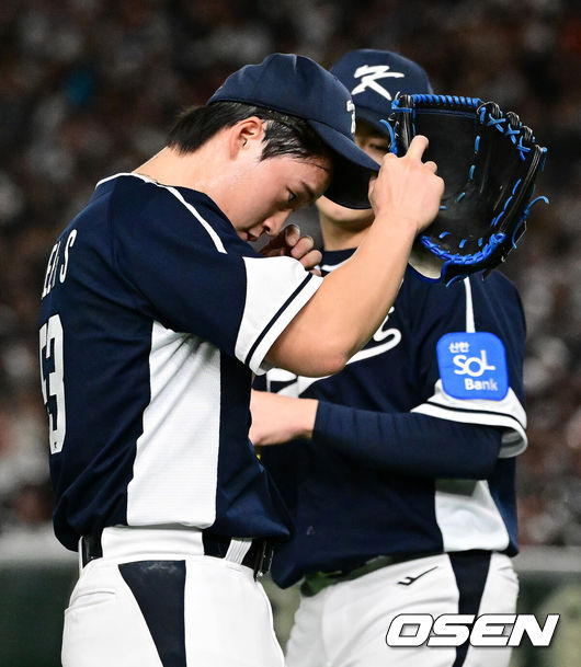 [OSEN=도쿄(일본), 조은정 기자]15일 일본 도쿄돔에서 ‘2025 NAVER K-BASEBALL SERIES’ 대한민국과 일본의 1차전 경기가 열렸다.한국은 곽빈, 일본은 소타니 류헤이를 선발투수로 내세웠다.5회말 무사 만루에서 대한민국 이호성이 교체되고 있다. 2025.11.15. /cej@osen.co.kr