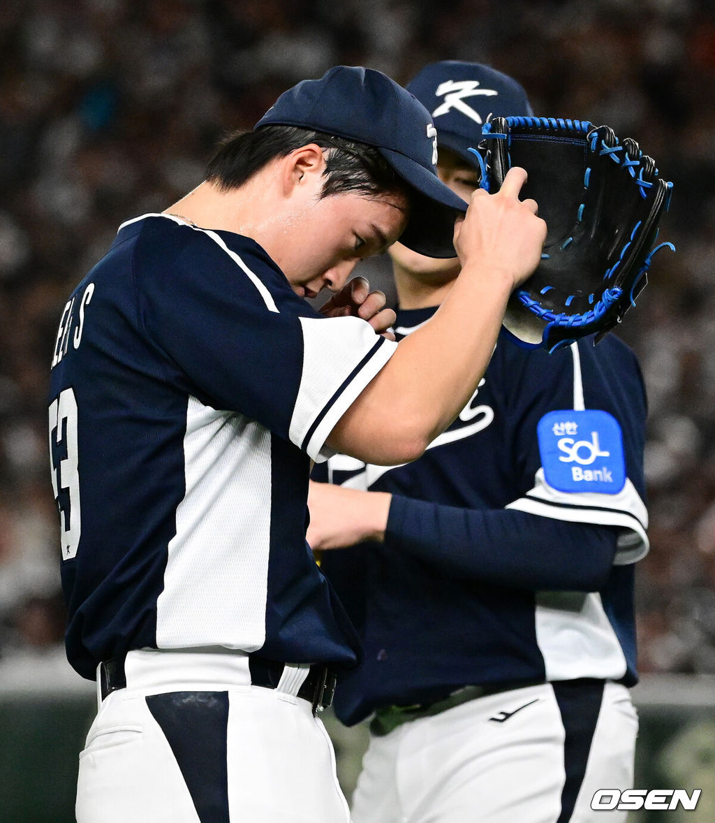 15일 일본 도쿄돔에서 ‘2025 NAVER K-BASEBALL SERIES’ 대한민국과 일본의 1차전 경기가 열렸다.한국은 곽빈, 일본은 소타니 류헤이를 선발투수로 내세웠다.5회말 무사 만루에서 대한민국 이호성이 교체되고 있다. 2025.11.15. /cej@osen.co.kr