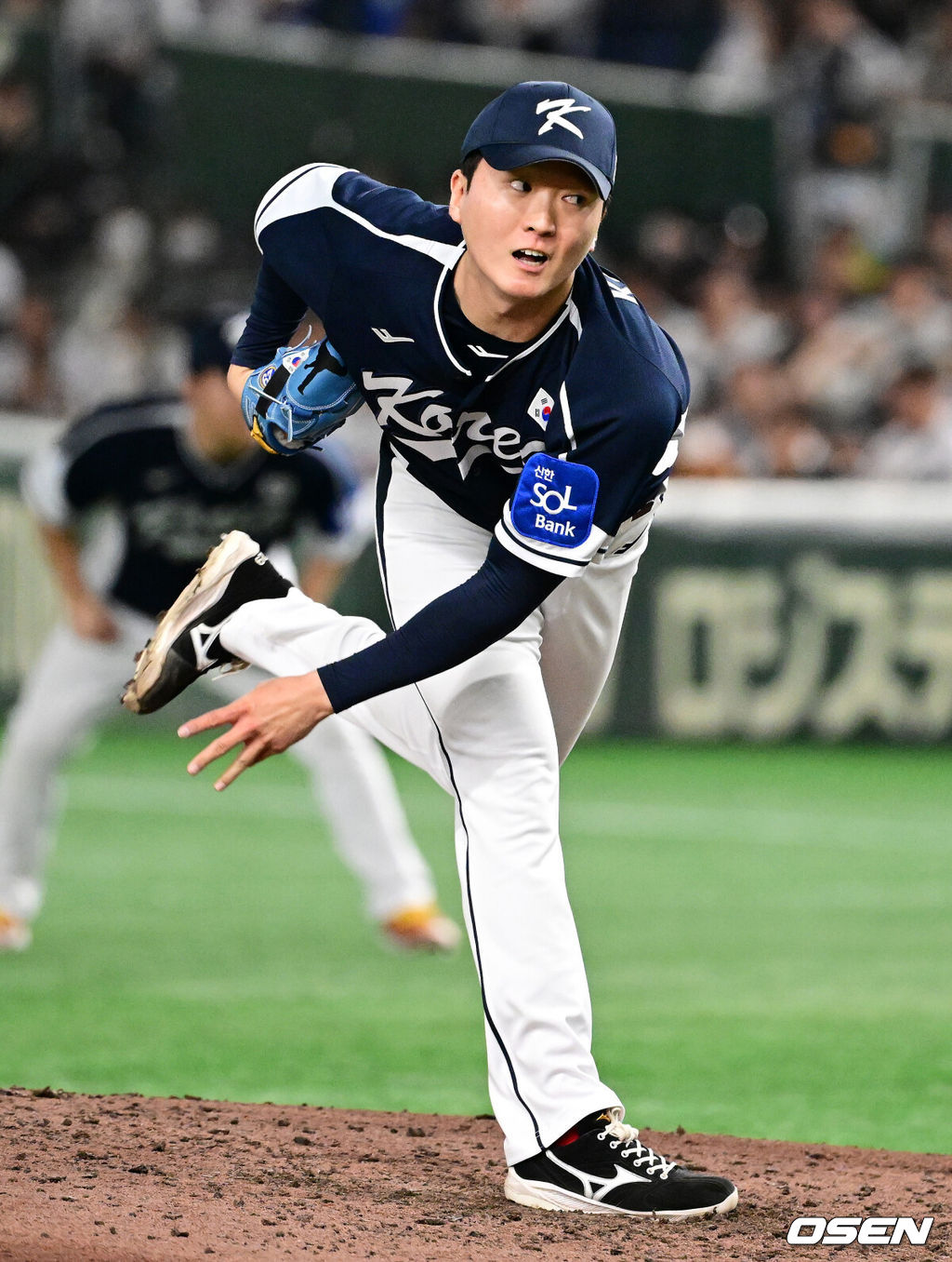 15일 일본 도쿄돔에서 ‘2025 NAVER K-BASEBALL SERIES’ 대한민국과 일본의 1차전 경기가 열렸다.한국은 곽빈, 일본은 소타니 류헤이를 선발투수로 내세웠다.6회말 대한민국 김건우가 역투하고 있다. 2025.11.15. /cej@osen.co.kr