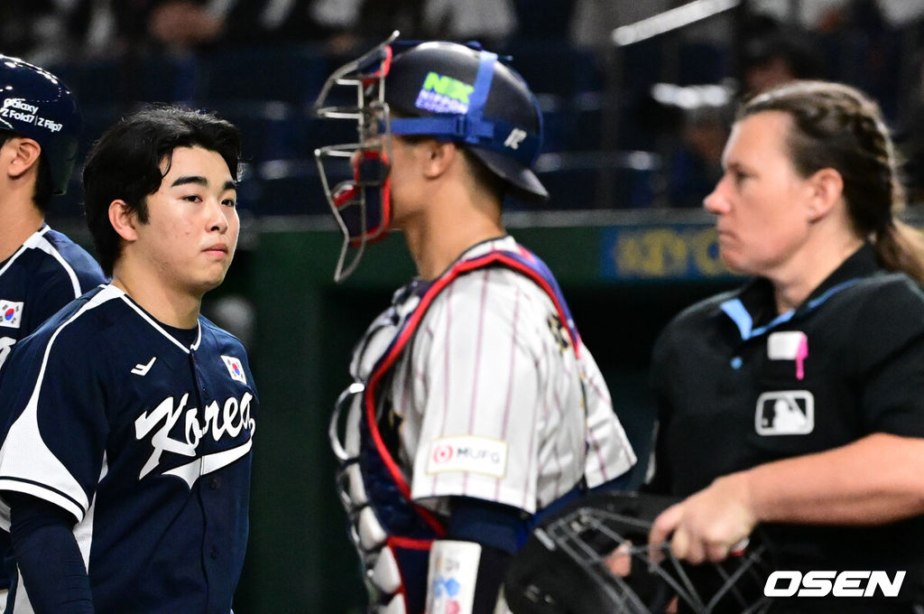 한국 야구 대표팀이 한일전 첫 번째 경기에서 뼈아픈 역전패를 허용했다. 2023년 WBC(월드베이스볼클래식)에 이어서 또 한 번 마운드의 차이를 여실히 느꼈다.한국은 15일 일본 도쿄도 도쿄돔에서 열린 ‘2025 NAVER K-BASEBALL SERIES’ 일본과의 1차전에서 4-11 역전패를 당했다. 이날 패배로 한국은 성인 대표팀 경기에서 2015년 프리미어12 준결승 4-3 승리 이후 일본에 10연패(아시안게임 제외)를 당하고 말았다.5회초 무사에서 대한민국 문현빈이 내야 안타로 출루했으나 4심 합의 결과 투수 맞고 1루수 플라이 아웃으로 처리되며 아쉬워하고 있다. 2025.11.15. /cej@osen.co.kr