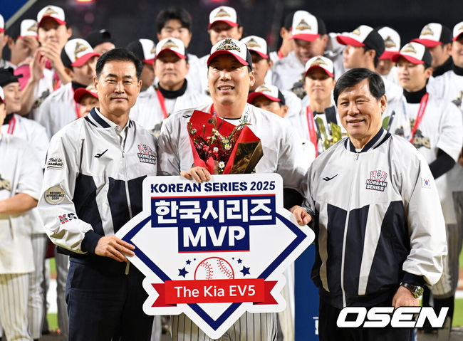 프로야구 LG 트윈스는 31일 대전 한화생명볼파크에서 열린 2025 신한 SOL뱅크 KBO 한국시리즈(7전 4선승제) 한화 이글스와의 5차전에서 4-1로 승리했다.정규시즌 1위 LG는 시리즈 전적 4승 1패로 통합우승 금자탑을 쌓았다. LG의 통합우승은 1990년, 1994년, 2023년에 이은 통산 4번째로, 염경엽 감독은 2023년 부임 후 3년 사이 팀을 두 차례나 정상에 올려놓는 위대한 업적을 달성했다. 한국시리즈 MVP를 수상한 LG 김현수가 기념촬영을 하고 있다. 2025.10.31 /sunday@osen.co.kr