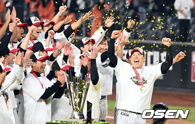 프로야구 LG 트윈스는 31일 대전 한화생명볼파크에서 열린 2025 신한 SOL뱅크 KBO 한국시리즈(7전 4선승제) 한화 이글스와의 5차전에서 4-1로 승리했다. 정규시즌 1위 LG는 시리즈 전적 4승 1패로 통합우승 금자탑을 쌓았다. LG의 통합우승은 1990년, 1994년, 2023년에 이은 통산 4번째로, 염경엽 감독은 2023년 부임 후 3년 사이 팀을 두 차례나 정상에 올려놓는 위대한 업적을 달성했다. LG 김현수가 한국시리즈 MVP로 선정돼 기뻐하고 있다. 2025.10.31 /spjj@osen.co.kr