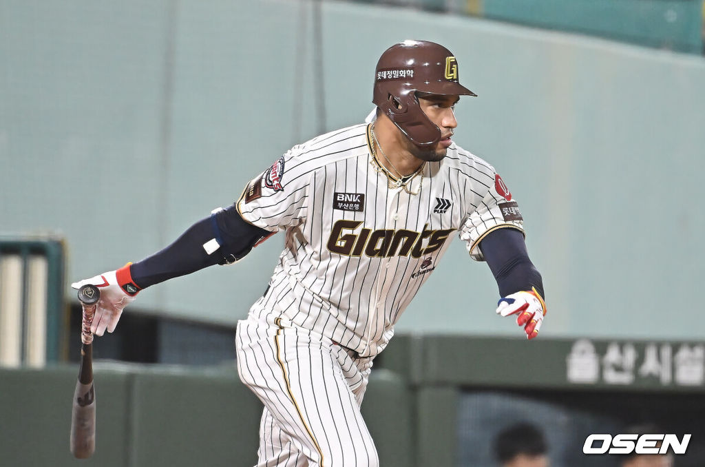 25일 울산 문수야구장에서 2025 신한 SOL 뱅크 KBO 리그 롯데 자이언츠와 LG 트윈스의 경기가 열렸다. 홈팀 롯데는 감보아가, 방문팀 LG는 손주영이 선발로 나섰다.롯데 자이언츠 레이예스가 9회말 2사 3루 중견수 앞 1타점 안타를 치고 있다. 2025.09.25 / foto0307@osen.co.kr