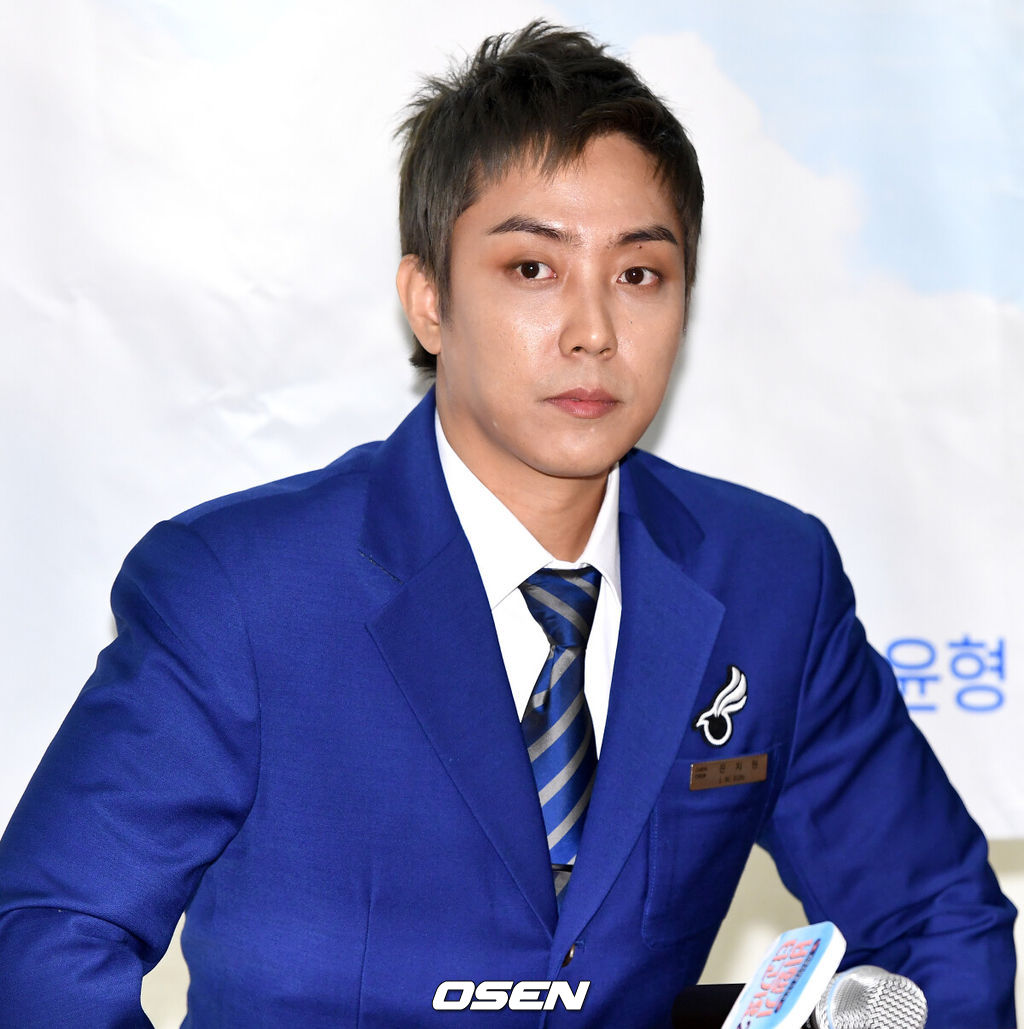 19일 오전 서울 신촌의 한 카페에서 채널A 예능프로그램 ‘비행기 타고 가요’ 시즌2 기자간담회가 열렸다.기내 승무원을 꿈꿨던 연예인들이 실제 승무원 업무와 일상에 도전하는 승무원 도전 리얼 버라이어티 ‘비행기 타고 가요’ 시즌2에는 전작부터 함께한 듬직한 맏형 신현준과 만능 웃음 제조기 황제성, 그리고 여기에 합류한 예능 치트키 은지원, 열정 만수르 유이, 똑소리 나는 막내 송윤형이 출연한다. 가수 은지원이 참석해 취재진의 질문을 듣고 있다. /dreamer@osen.co.kr