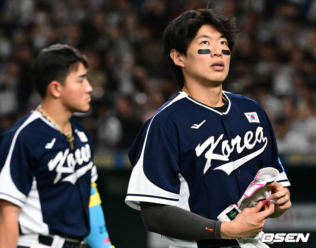 한국 야구 대표팀이 한일전 첫 번째 경기에서 뼈아픈 역전패를 허용했다. 2023년 WBC(월드베이스볼클래식)에 이어서 또 한 번 마운드의 차이를 여실히 느꼈다.한국은 15일 일본 도쿄도 도쿄돔에서 열린 ‘2025 NAVER K-BASEBALL SERIES’ 일본과의 1차전에서 4-11 역전패를 당했다. 이날 패배로 한국은 성인 대표팀 경기에서 2015년 프리미어12 준결승 4-3 승리 이후 일본에 10연패(아시안게임 제외)를 당하고 말았다.안현민, 송성문이 패배에 아쉬워하고 있다. 2025.11.15. /cej@osen.co.kr