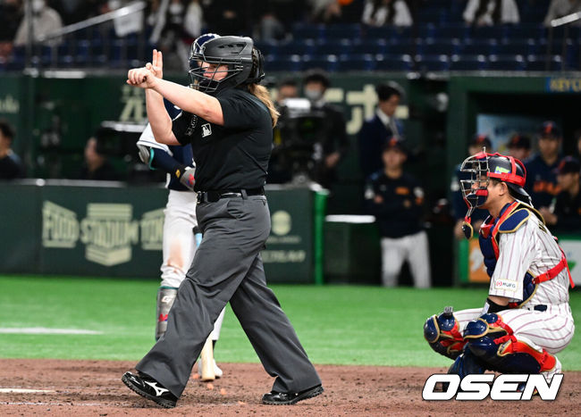 [OSEN=도쿄(일본), 조은정 기자] 한국 야구 대표팀이 한일전 첫 번째 경기에서 뼈아픈 역전패를 허용했다. 2023년 WBC(월드베이스볼클래식)에 이어서 또 한 번 마운드의 차이를 여실히 느꼈다.한국은 15일 일본 도쿄도 도쿄돔에서 열린 ‘2025 NAVER K-BASEBALL SERIES’ 일본과의 1차전에서 4-11 역전패를 당했다. 이날 패배로 한국은 성인 대표팀 경기에서 2015년 프리미어12 준결승 4-3 승리 이후 일본에 10연패(아시안게임 제외)를 당하고 말았다.젠 파월 주심이 피치클락 위반으로 스트라이크를 선언하고 있다. 2025.11.15. /cej@osen.co.kr