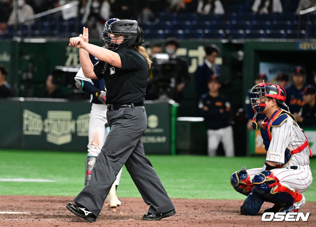 한국 야구 대표팀이 한일전 첫 번째 경기에서 뼈아픈 역전패를 허용했다. 2023년 WBC(월드베이스볼클래식)에 이어서 또 한 번 마운드의 차이를 여실히 느꼈다.한국은 15일 일본 도쿄도 도쿄돔에서 열린 ‘2025 NAVER K-BASEBALL SERIES’ 일본과의 1차전에서 4-11 역전패를 당했다. 이날 패배로 한국은 성인 대표팀 경기에서 2015년 프리미어12 준결승 4-3 승리 이후 일본에 10연패(아시안게임 제외)를 당하고 말았다.젠 파월 주심이 피치클락 위반으로 스트라이크를 선언하고 있다. 2025.11.15. /cej@osen.co.kr