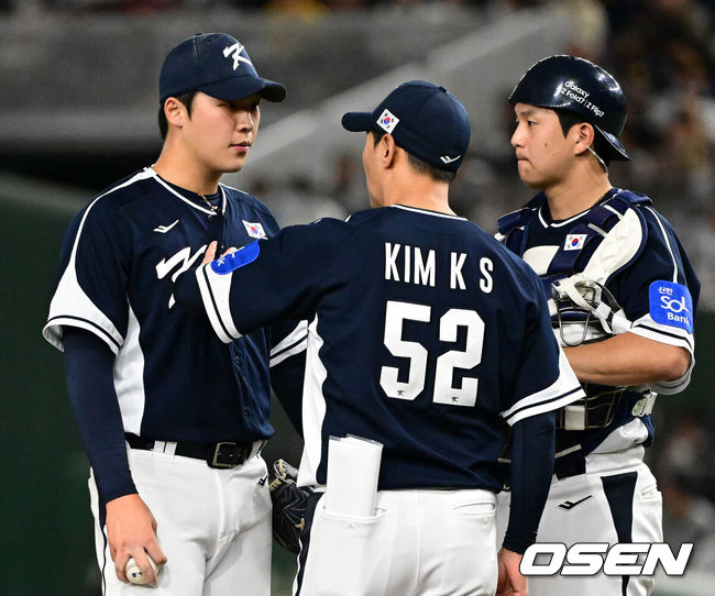 [OSEN=도쿄(일본), 조은정 기자]15일 일본 도쿄돔에서 ‘2025 NAVER K-BASEBALL SERIES’ 대한민국과 일본의 1차전 경기가 열렸다.한국은 곽빈, 일본은 소타니 류헤이를 선발투수로 내세웠다.8회말 무사 만루에서 대한민국 김광삼 코치가 마운드에 올라 이민석과 이야기를 나누고 있다. 2025.11.15. /cej@osen.co.kr