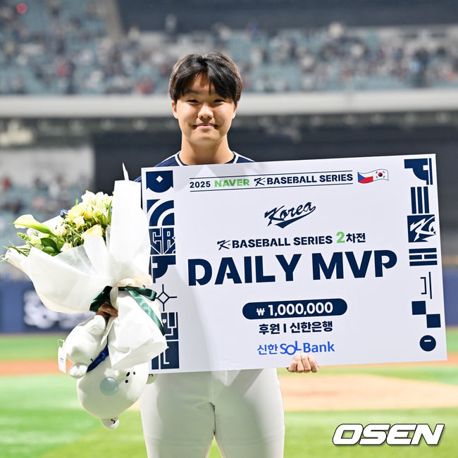 [OSEN=고척, 민경훈 기자] 류지현 감독이 이끄는 한국 대표팀이 체코 대표팀과 평가전을 2연승으로 마쳤다. 한국 대표팀은 9일 서울 고척스카이돔에서 열린 ‘2025 NAVER K-BASEBALL SERIES’ 체코와 2번째 평가전에서 장단 17안타를 터뜨리며 11-1로 승리했다.경기를 마치고 한국 데일리 MVP로 선정된 투수 정우주가 포토타임을 갖고 있다. 2025.11.09 / rumi@osen.co.kr