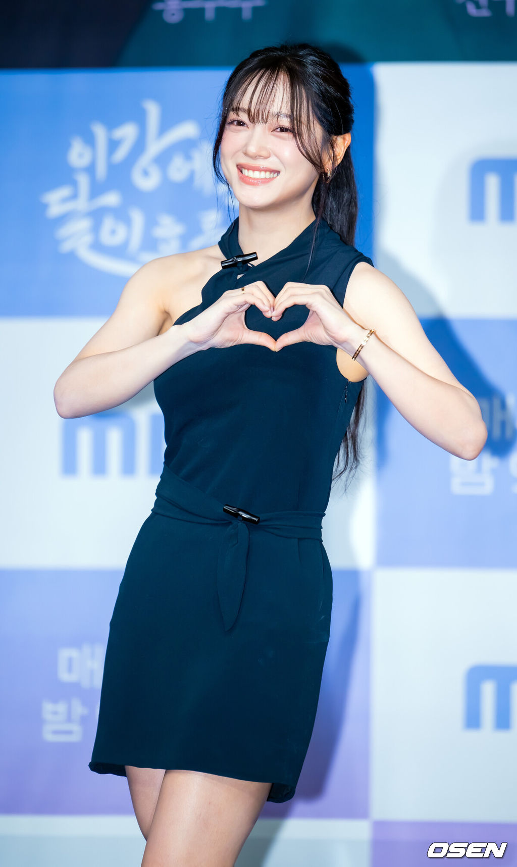 30일 서울 마포구 상암동 MBC 골든마우스홀에서 MBC 새 금토드라마 ‘이강에는 달이 흐른다’ 제작발표회가 열렸다.오는 11월 7일 첫 방송을 앞둔 MBC 새 금토드라마 ‘이강에는 달이 흐른다’(연출 이동현)는 웃음을 잃은 세자와 기억을 잃은 부보상의 영혼 체인지 역지사지 로맨스 판타지 사극 드라마.배우 김세정이 포즈를 취하고 있다. 2025.10.30 / rumi@osen.co.kr