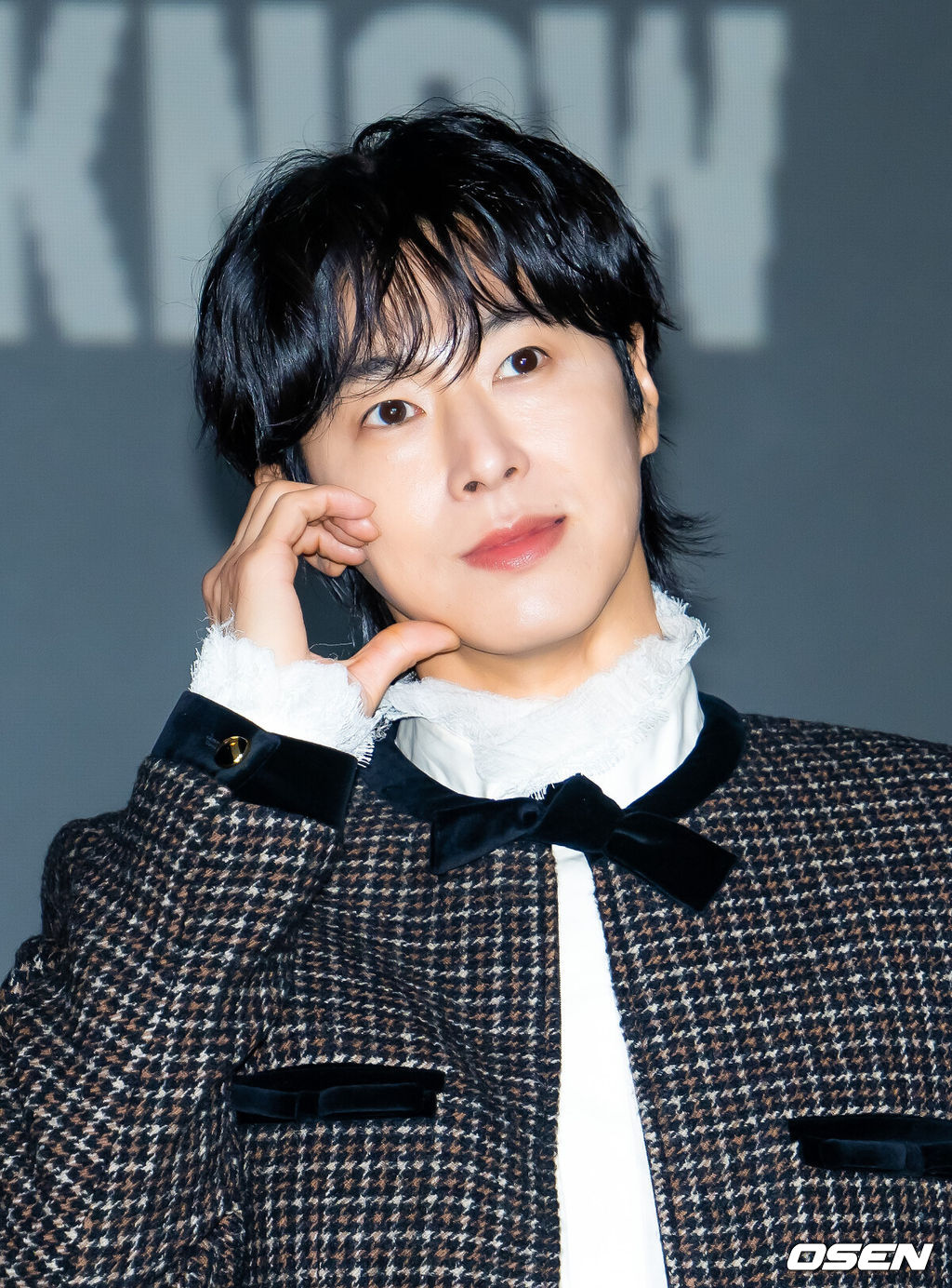 5일 오후 서울 송파구 신천동 소피텔 앰배서더 서울 호텔에서 유노윤호 정규 1집 ‘I-KNOW’ 발매 기념 기자간담회가 열렸다.올해 데뷔 22주년을 맞는 1.5세대 K-팝 그룹의 대표주자인 한류듀오 '동방신기'(TVXQ) 유노윤호가 5일 오후 첫 정규 앨범 '아이-노우(I-KNOW)'를 발매한다. 이번 앨범은 더블 타이틀곡 '스트레치(Stretch)'와 '보디 랭귀지(Body Language)'를 포함한 열 곡이 실렸다.유노윤호가 포토타임을 갖고 있다. 2025.11.05 /rumi@osen.co.kr