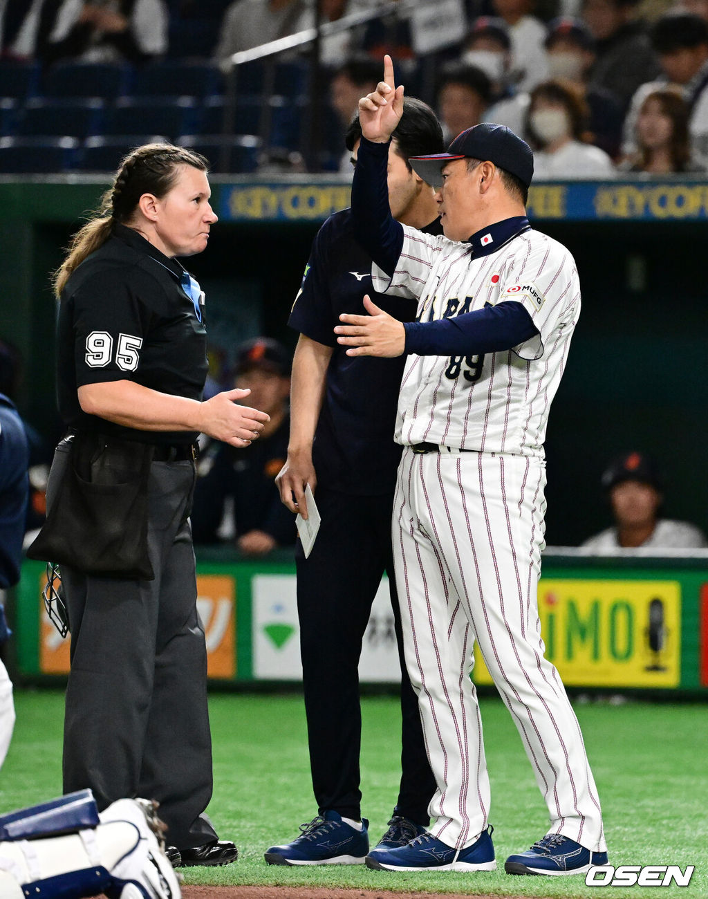 15일 일본 도쿄돔에서 ‘2025 NAVER K-BASEBALL SERIES’ 대한민국과 일본의 1차전 경기가 열렸다.한국은 곽빈, 일본은 소타니 류헤이를 선발투수로 내세웠다.5회말 무사에서 일본 노무라가 천장을 맞고 2루타로 출루했지만 판정 결과 파울로 선언되자 이바타 히로카즈 감독이 그라운드로 나와 심판과 이야기를 나누고 있다. 2025.11.15. /cej@osen.co.kr